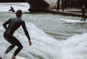 Eisbach Surfers